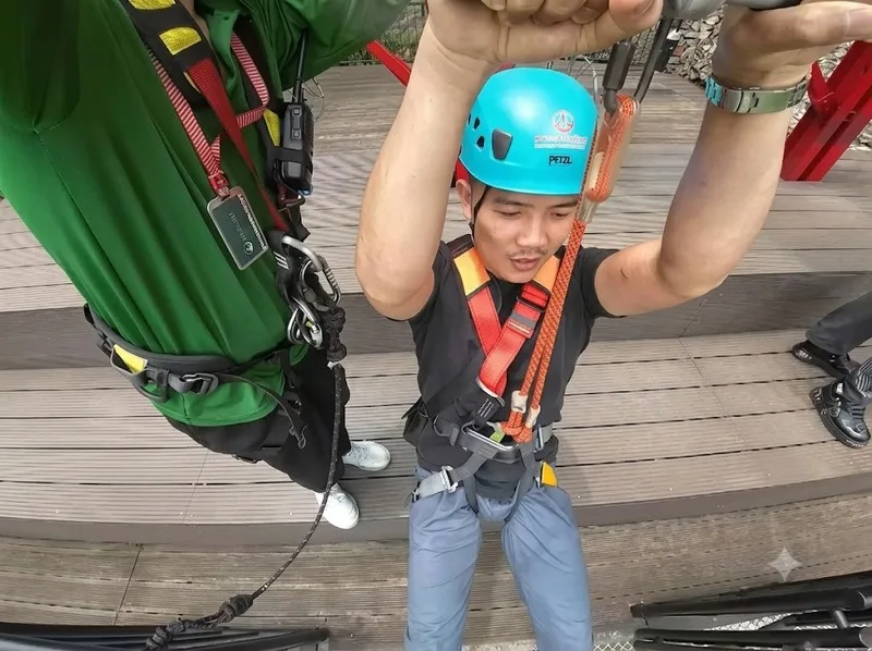 Hướng dẫn trượt zipline an toàn cho người lần đầu trải nghiệm.